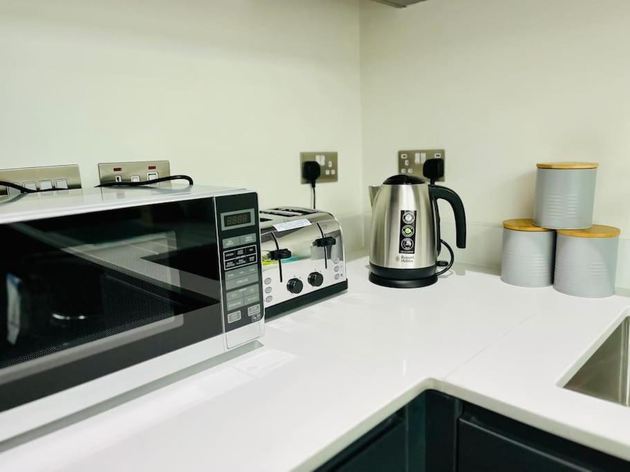Lovely Studio Apartment With Free Parking Included! Манчестер Екстер'єр фото
